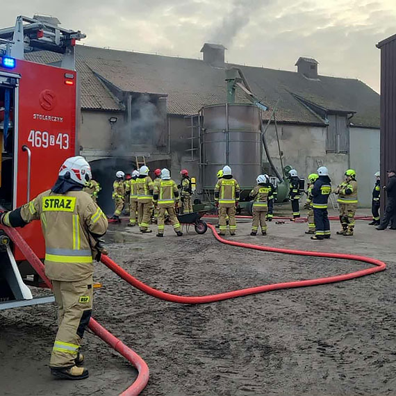 Duy poar budynku gospodarczego w Upadym. Straacy bronili zbiornik z 4000 litrw paliwa