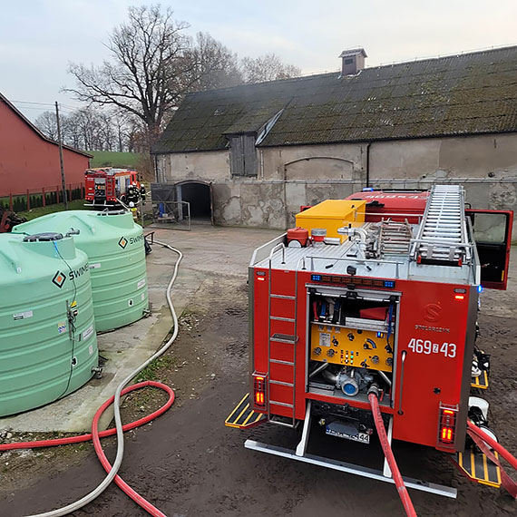 Duy poar budynku gospodarczego w Upadym. Straacy bronili zbiornik z 4000 litrw paliwa