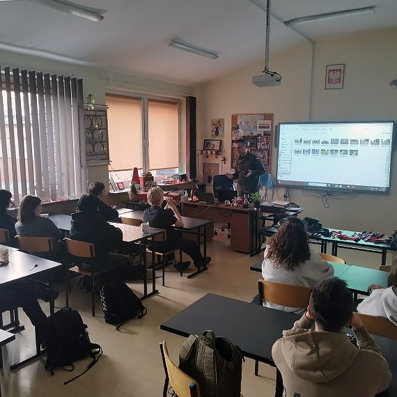 Lekcja pamięci w Dziwnowie. Uczniowie spotkali się z potomkiem więźnia obozów koncentracyjnych