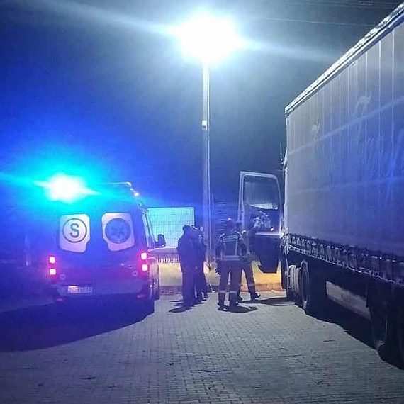 Akcja służb na ul. Niepodległości w Golczewie. Strażacy pomogli ewakuować kierowcę ciężarówki