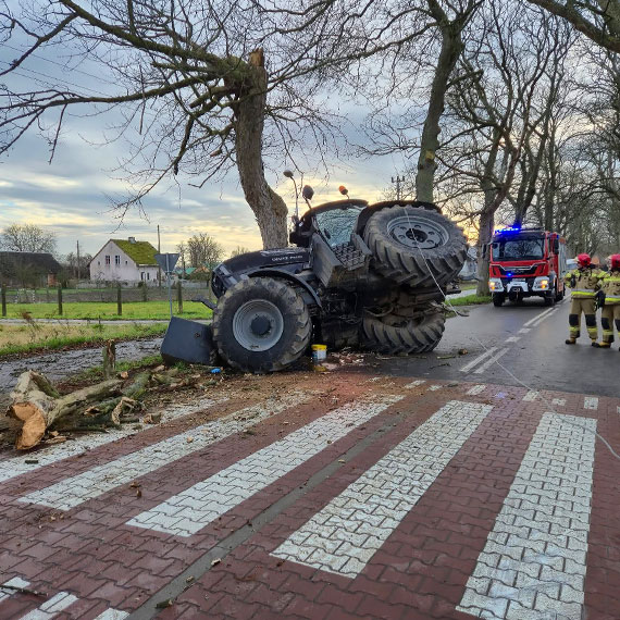 Kolizja cignika w Darzowicach. Maszyna przewrcia si na drog, brak osb poszkodowanych