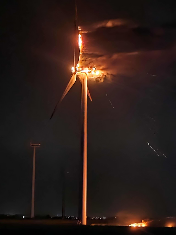 Poar turbiny wiatrowej midzy Koniewem a Skoszewem. Mieszkacy: najpierw by potny huk, potem sup ognia