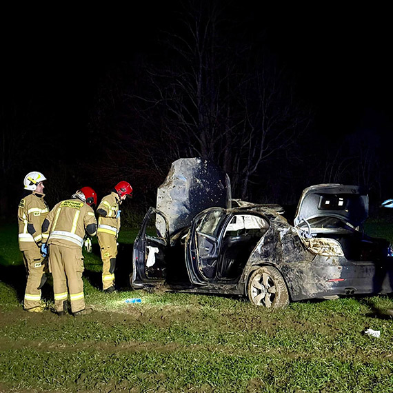 Wypadek w Kretlewie. BMW wypadło z drogi i zatrzymało się kilkadziesiąt metrów od jezdni