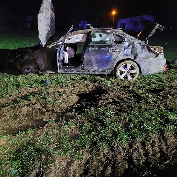 Wypadek w Kretlewie. BMW wypadło z drogi i zatrzymało się kilkadziesiąt metrów od jezdni