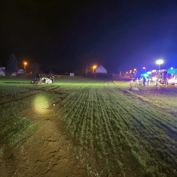 Wypadek w Kretlewie. BMW wypadło z drogi i zatrzymało się kilkadziesiąt metrów od jezdni