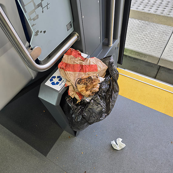 Brud w wagonach pociągu do Szczecina. Czytelnicy pytają o standardy czystości