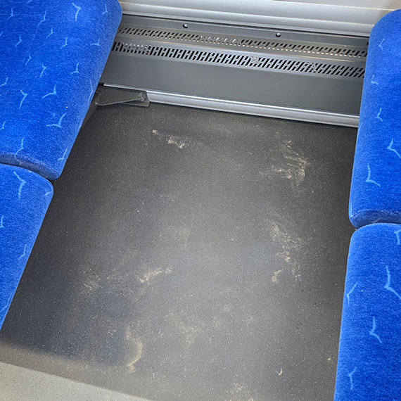 Brud w wagonach pociągu do Szczecina. Czytelnicy pytają o standardy czystości