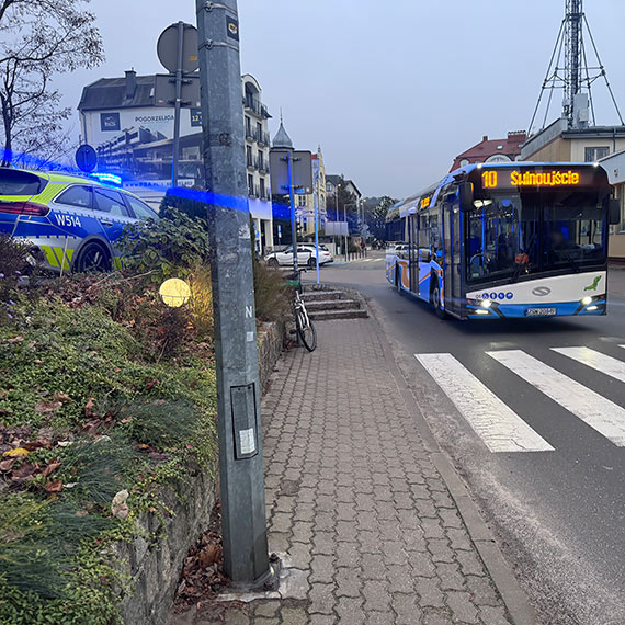Międzyzdroje. Zdarzenie z udziałem autobusu linii 10 i rowerzystki. 73-latka trafiła do szpitala. Zobacz film!