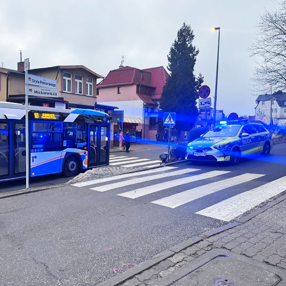 Międzyzdroje. Zdarzenie z udziałem autobusu linii 10 i rowerzystki. 73-latka trafiła do szpitala. Zobacz film!