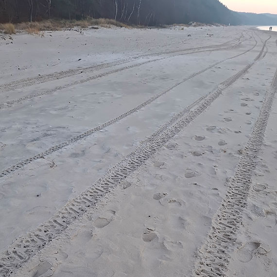Quad i motocykle na plaży w Międzyzdrojach. Niebezpieczna samowolka w rejonie Wolińskiego Parku Narodowego