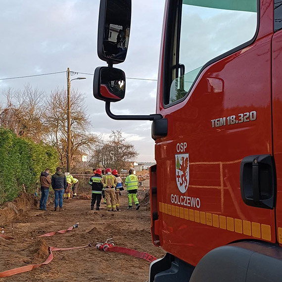 Uszkodzony gazoci�g przy ul. Kamie�skiej w Golczewie. Interweniowa�y stra� i pogotowie gazowe
