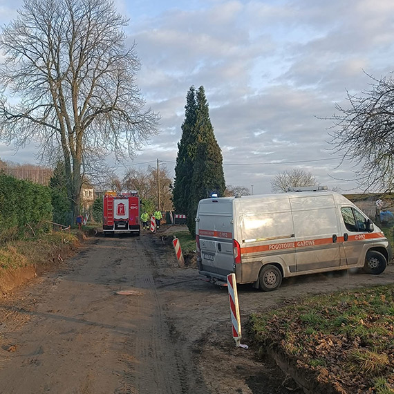 Uszkodzony gazoci�g przy ul. Kamie�skiej w Golczewie. Interweniowa�y stra� i pogotowie gazowe