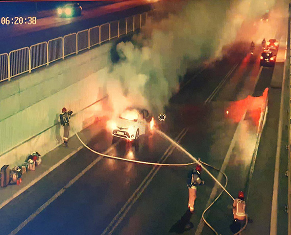 �winouj�cie: Po�ar samochodu przy wyje�dzie z tunelu w �winouj�ciu. Ruch czasowo wstrzymany