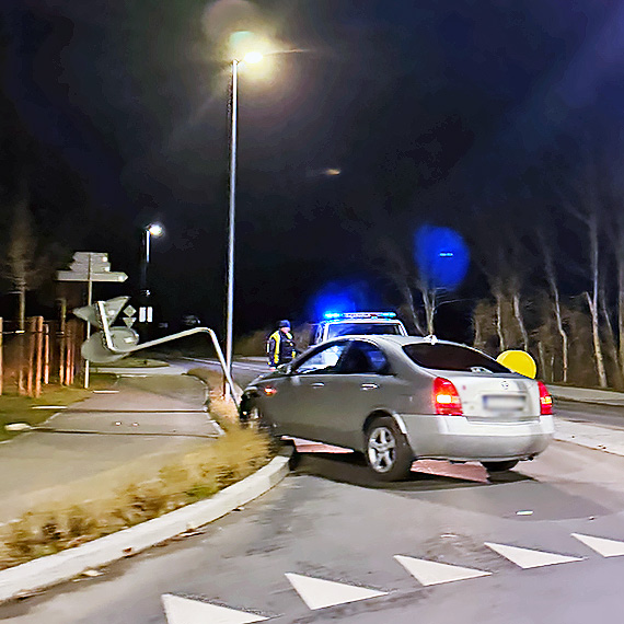 Ucieczka, alkohol i znak drogowy. Filmowy po�cig zako�czony na rondzie w Wapnicy