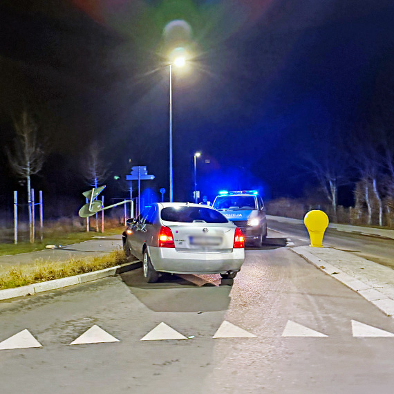 Ucieczka, alkohol i znak drogowy. Filmowy pościg zakończony na rondzie w Wapnicy