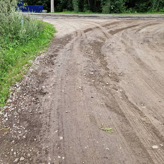 Niszczona droga w Krzepocinie. Mieszka�cy apeluj� o reakcj�