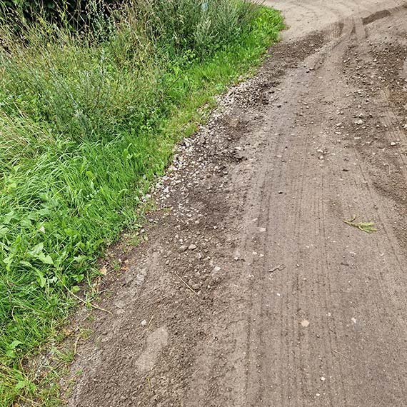 Niszczona droga w Krzepocinie. Mieszka�cy apeluj� o reakcj�