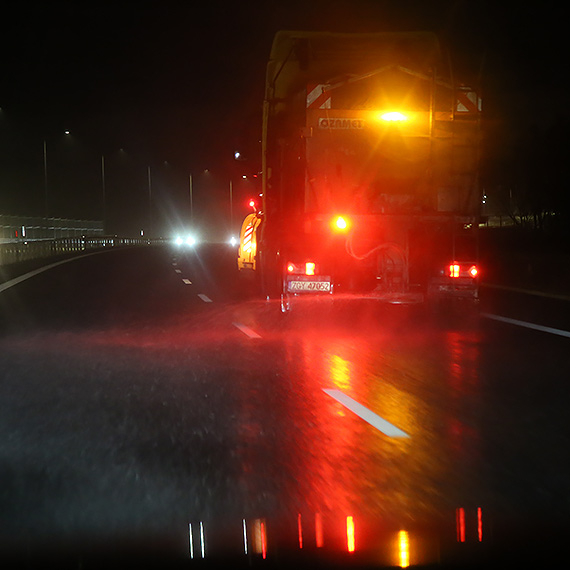 �lisko na drogach i chodnikach. Uwaga na nocne zamarzanie nawierzchni