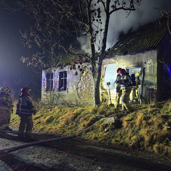 Pożar pustostanu w Wicku. Interweniowały dwa zastępy OSP Kołczewo