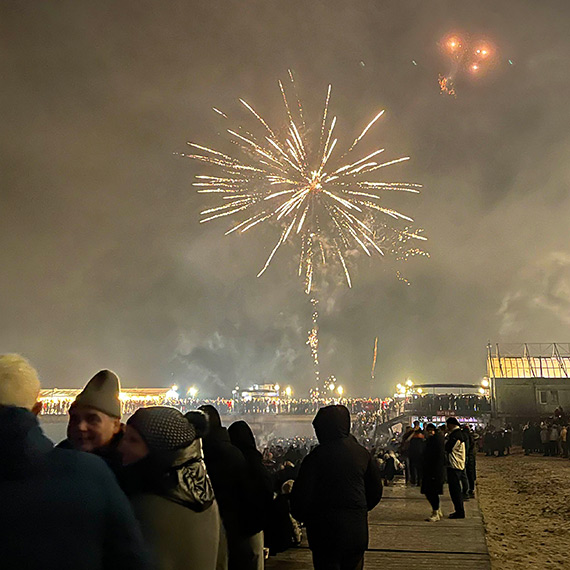 Roz�wietlone niebo na pla�y w Mi�dzyzdrojach