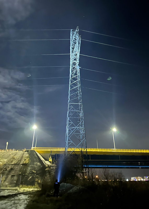 Mężczyzna na słupie wysokiego napięcia. Kilkugodzinna akcja służb w gminie Wolin