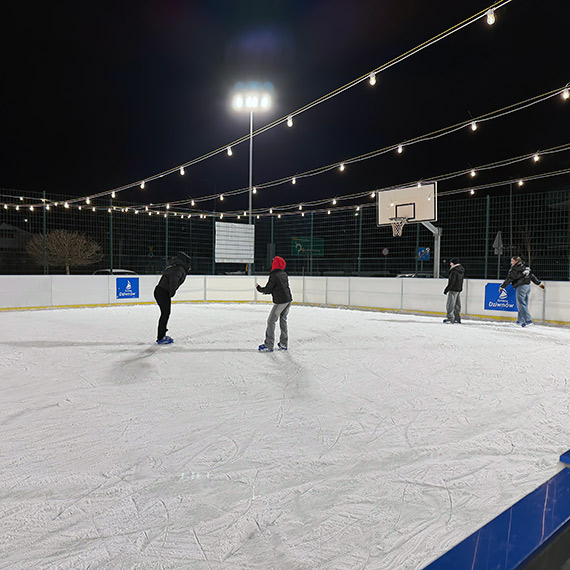 Lodowisko w Dziwnowie przyciąga mieszkańców regionu. Tanie, dostępne i czynne codziennie