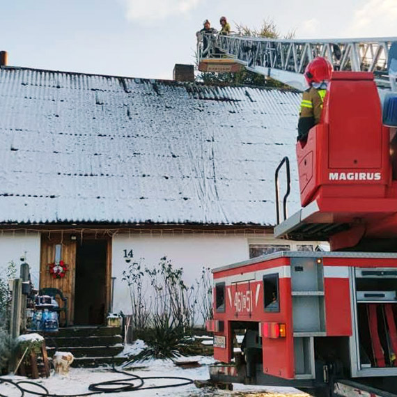 Po�ar sadzy w kominie w Skarchowie. Interweniowa�a OSP Jarszewo