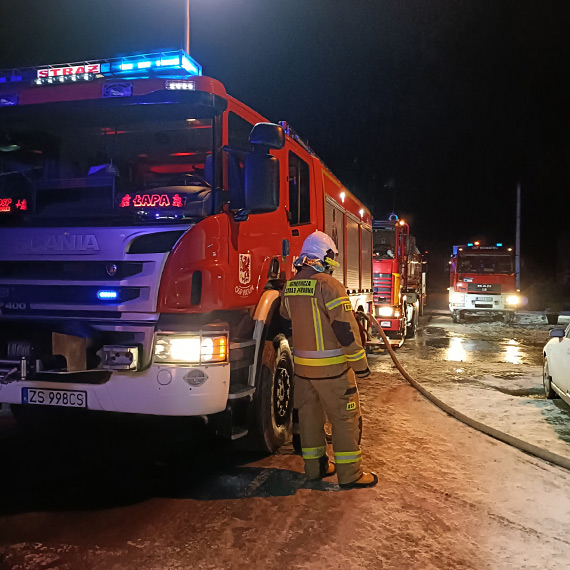 Po�ar gara�u w Rzeczynie. Akcja stra�ak�w o �wicie