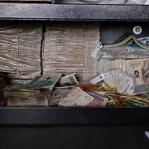 KAS i CB�P rozbi�y zorganizowan� grup� przest�pcz�, kt�ra pra�a pieni�dze i wystawia�a puste faktury VAT