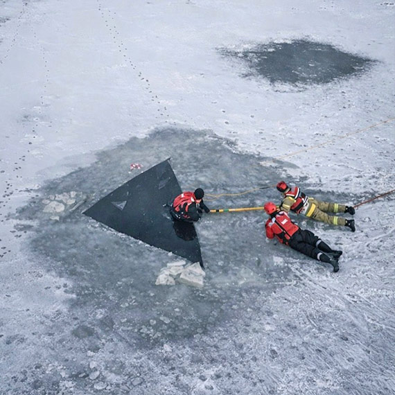 Jak uratowa� osob�, pod kt�r� za�ama� si� l�d? Wsp�lna akcja Policji i Stra�y Po�arnej