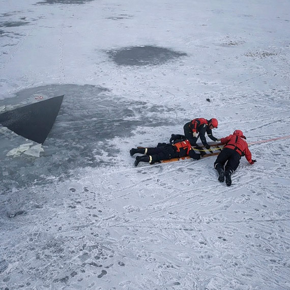Jak uratowa� osob�, pod kt�r� za�ama� si� l�d? Wsp�lna akcja Policji i Stra�y Po�arnej