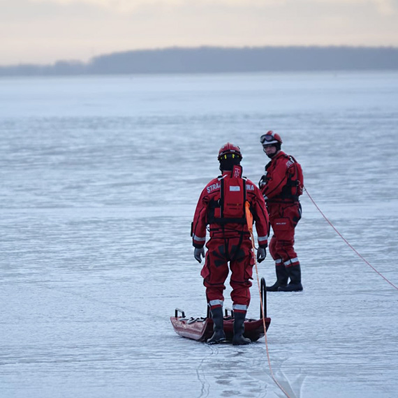 Ćwiczenia z zakresu ratownictwa wodno-lodowego OSP Skoszewo na plaży w Wolinie