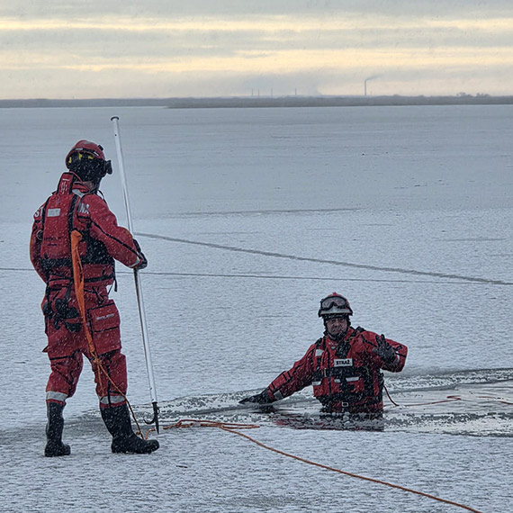 Ćwiczenia z zakresu ratownictwa wodno-lodowego OSP Skoszewo na plaży w Wolinie