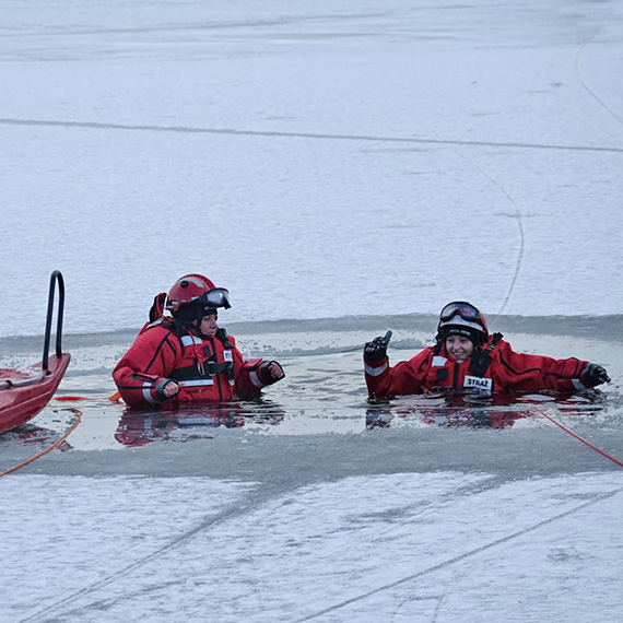 Ćwiczenia z zakresu ratownictwa wodno-lodowego OSP Skoszewo na plaży w Wolinie