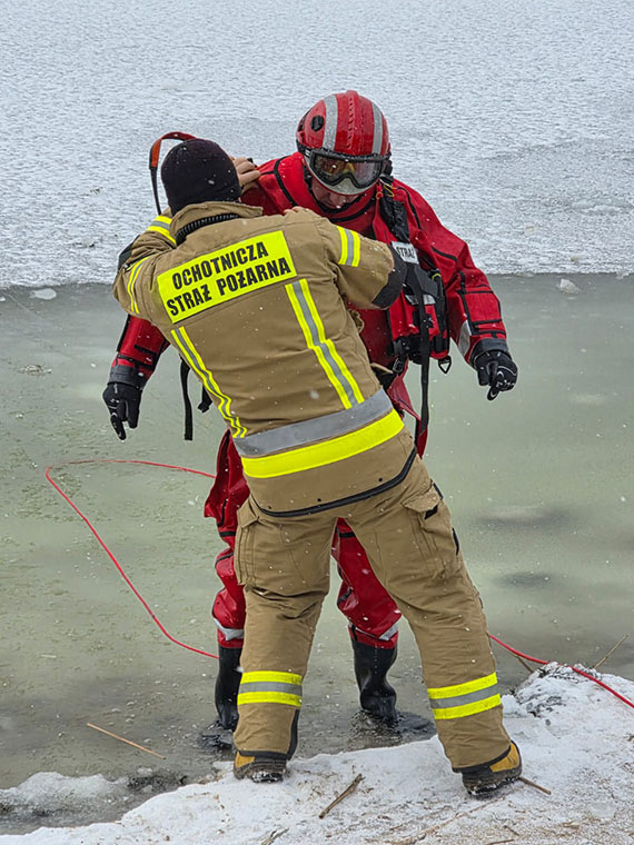 Ćwiczenia z zakresu ratownictwa wodno-lodowego OSP Skoszewo na plaży w Wolinie