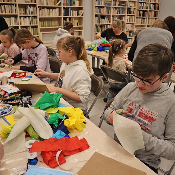 Rodzinne warsztaty plastyczne „Dzie� babci i dziadka” w mi�dzyzdrojskiej bibliotece