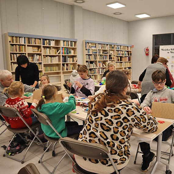 Rodzinne warsztaty plastyczne „Dzie� babci i dziadka” w mi�dzyzdrojskiej bibliotece