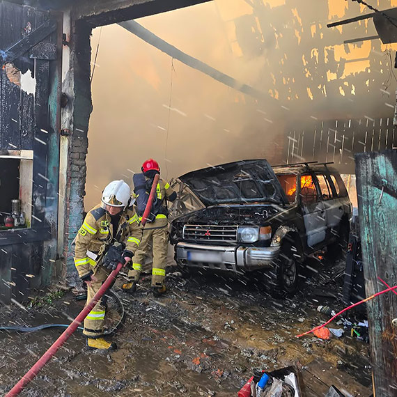 Po�ar w Mokrzycy Wielkiej. OSP Ko�czewo w akcji, ogie� obj�� budynek gospodarczy i dom