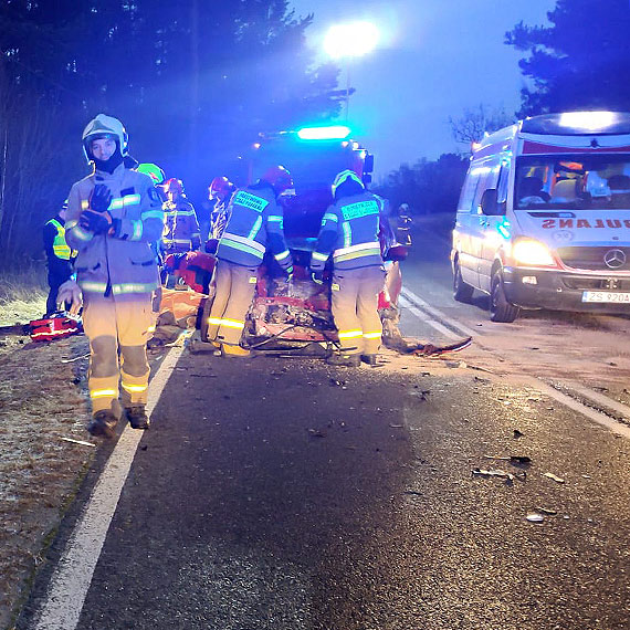 Czołowe zderzenie na DW102 pod Kołczewem. Jedna osoba ciężko ranna, lądował LPR