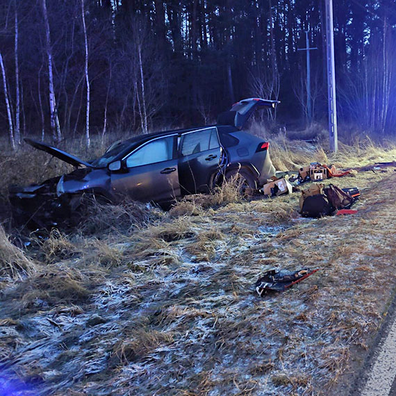 Czołowe zderzenie na DW102 pod Kołczewem. Jedna osoba ciężko ranna, lądował LPR
