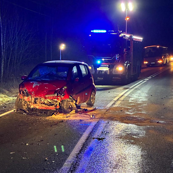 Czołowe zderzenie na DW102 pod Kołczewem. Jedna osoba ciężko ranna, lądował LPR