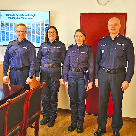Awanse w kamie�skiej Policji- Komendant wr�czy� akty mianowania