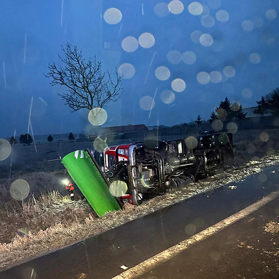 Pługopiaskarka przewróciła się do rowu na trasie Wrzosowo - Kamień Pomorski. Na miejscu interweniowali strażacy