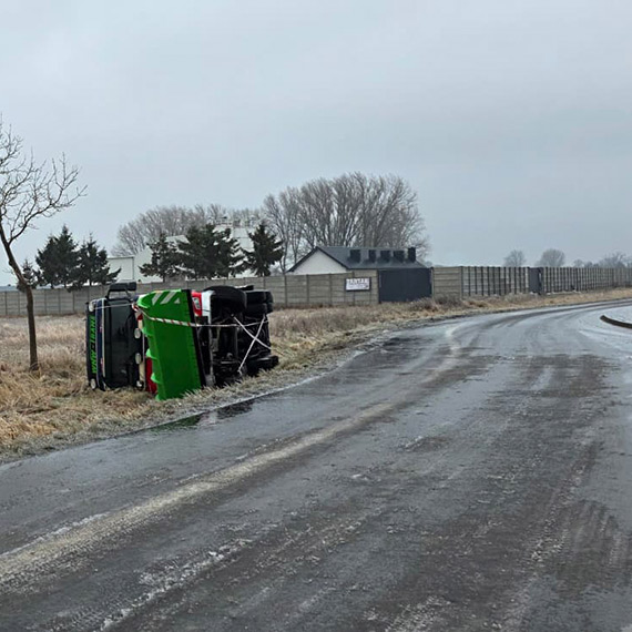 Pługopiaskarka przewróciła się do rowu na trasie Wrzosowo - Kamień Pomorski. Na miejscu interweniowali strażacy