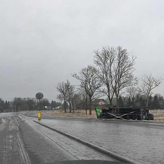 Pługopiaskarka przewróciła się do rowu na trasie Wrzosowo - Kamień Pomorski. Na miejscu interweniowali strażacy