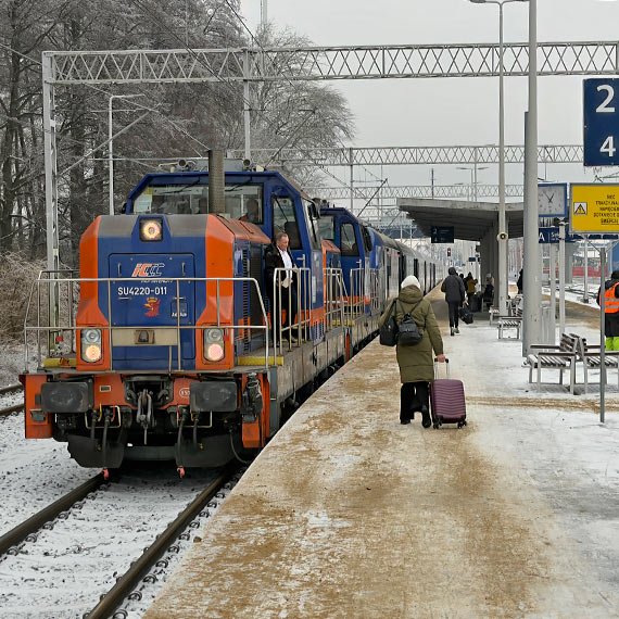 Oblodzona trakcja parali�uje dalej kolej. Poci�gi ze �winouj�cia ruszaj� na spalinowych lokomotywach