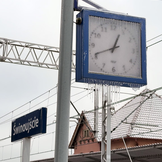 Oblodzona trakcja parali�uje dalej kolej. Poci�gi ze �winouj�cia ruszaj� na spalinowych lokomotywach. Zobacz film!