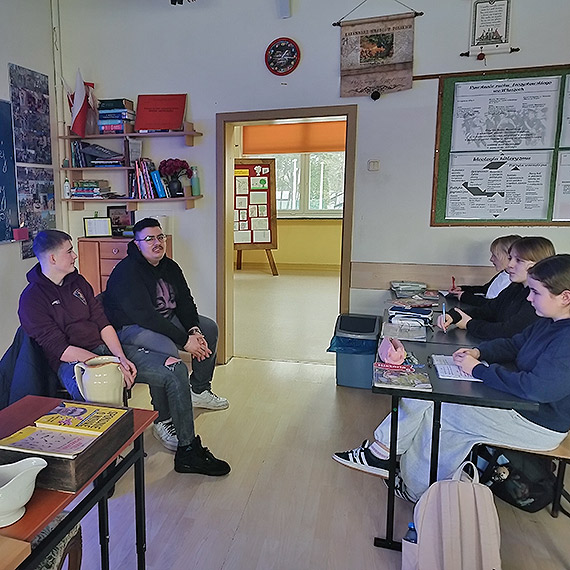 Absolwenci wrócili do swojej szkoły. Inspirujące spotkanie z młodszymi kolegami w Dziwnowie