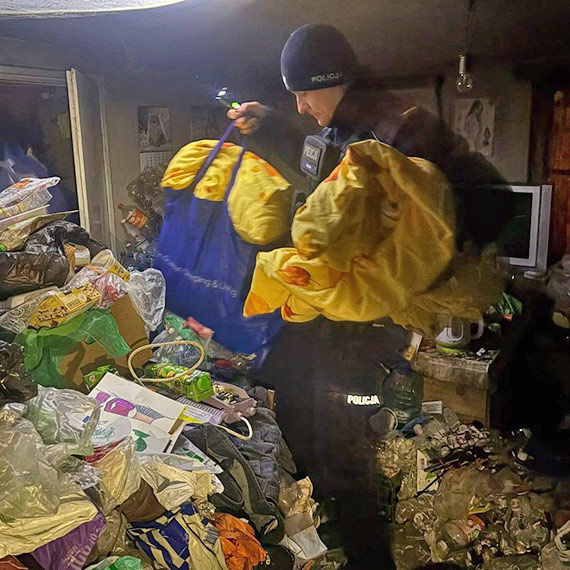 Pomaganie ma moc - zw�aszcza zim�. Policjanci z Wolina wsparli pana Kazimierza