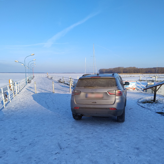 Mistrz parkowania na molo w Kamieniu Pomorskim. Parking by� 30 metr�w dalej